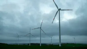 Dunkle Wolken über Windkraftanlagen
