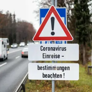 Schild zu Corona-Einreisebestimmungen