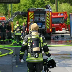 Ein Feuerwehrmann im Einsatz.