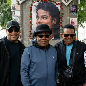 Tito Jackson mit Brüdern und Sohn