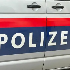 Der Schriftzug eines Polizeiautos in Österreich