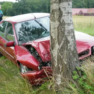 Auto erfasst Pedelec-Fahrer - lebensgefährliche Verletzungen