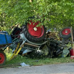 Traktor mit Anhänger kommt von Straße ab