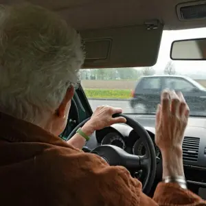 Ältere Person im Auto