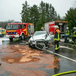 Autounfall an Kreuzung - Mutter und Söhne schwer verletzt