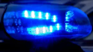 Blaulicht leuchtet auf einem Fahrzeug der Polizei