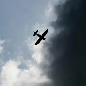 Kleinflugzeug am Himmel