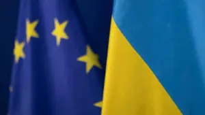EU- und Ukraine-Flagge