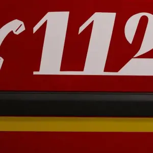 Die Notrufnummer 112 steht auf einem Feuerwehrfahrzeug