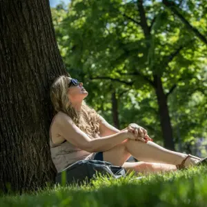 Eine Frau sitzt in einem Park