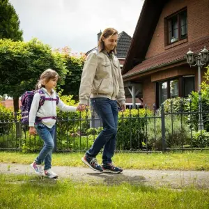 Vater und Tochter üben den Schulweg