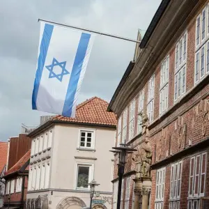 Israel-Flagge vor Stader Rathaus