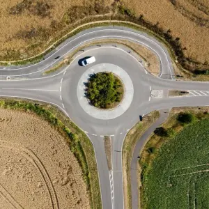Luftaufnahme eines Kreisverkehrs