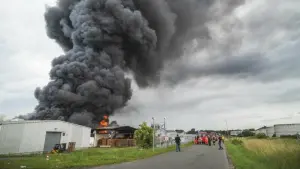 Hoher Sachschaden nach Brand in Lagerhalle
