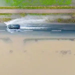 Blick von oben auf eine überschwemmte Straße