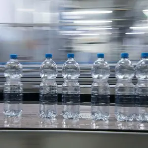 Mineralwasserflaschen in Produktion