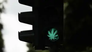 Cannabis-Blatt auf Ampel