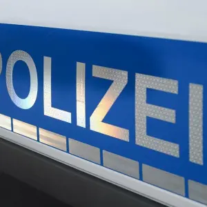 Der Polizei-Schriftzug auf einem Einsatzwagen.