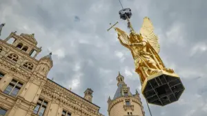 Goldener Engel kehrt zurück aufs Schweriner Schloss