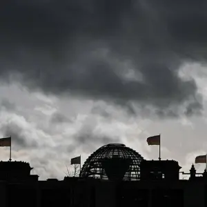 Wolken über dem Reichstagsgebäude