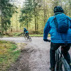 Gravelbiker in einem Wald in Oberbayern