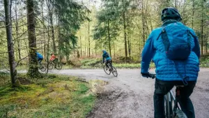 Gravelbiker in einem Wald in Oberbayern