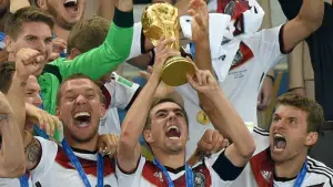Philipp Lahm mit dem WM-Pokal