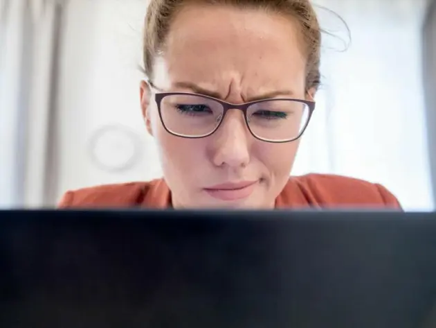 Eine Frau schaut auf einen Monitor