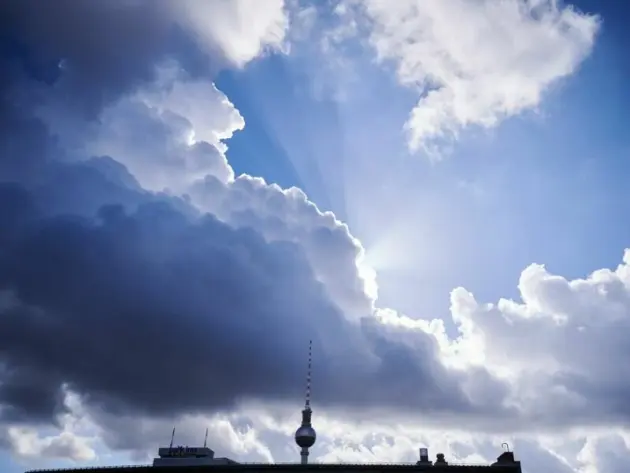 Sonne und Wolken über Berlin
