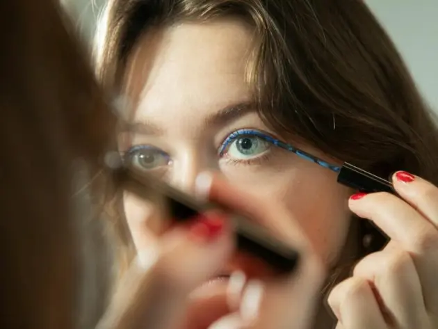 So gelingt das Augen-Make-up mit blauem Lidschatten