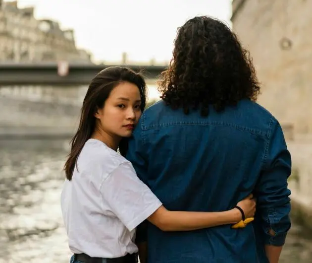 Ein junges Paar am Seineufer