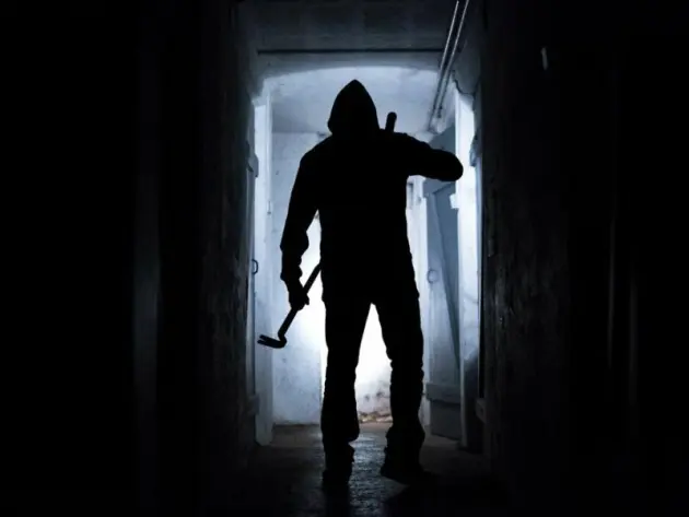 Ein Einbrecher in einem Keller
