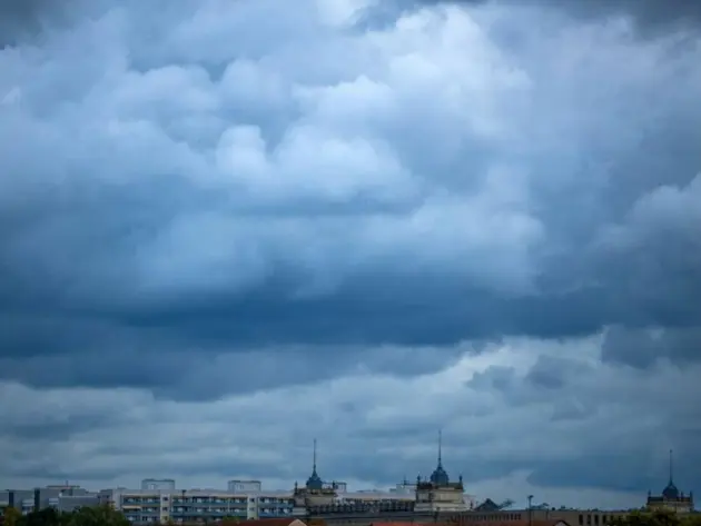Dunkle Wolken ziehen über Dresden
