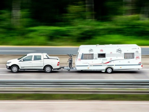 Ein Wohnwagen auf der Autobahn