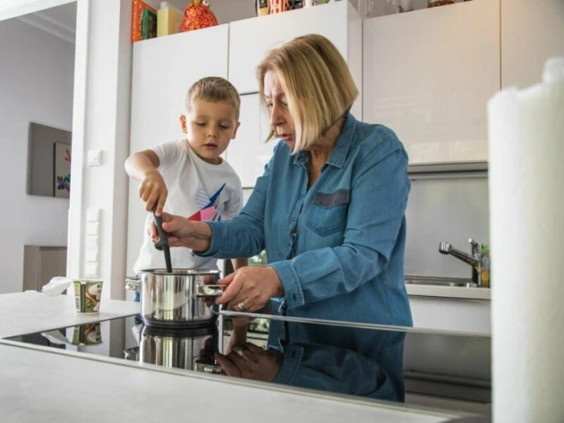 Oma kocht mit Enkel