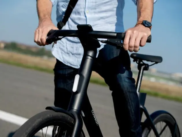 Pendler mit E-Bike