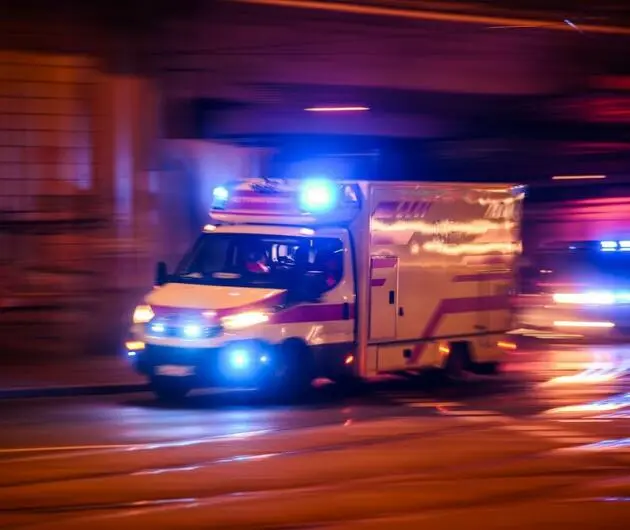Ein Rettungswagen fährt mit Blaulicht zu einem Einsatz