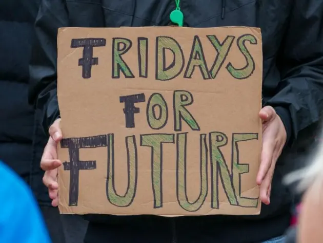 Kundgebungsteilnehmer mit Schild «Fridays for Future»