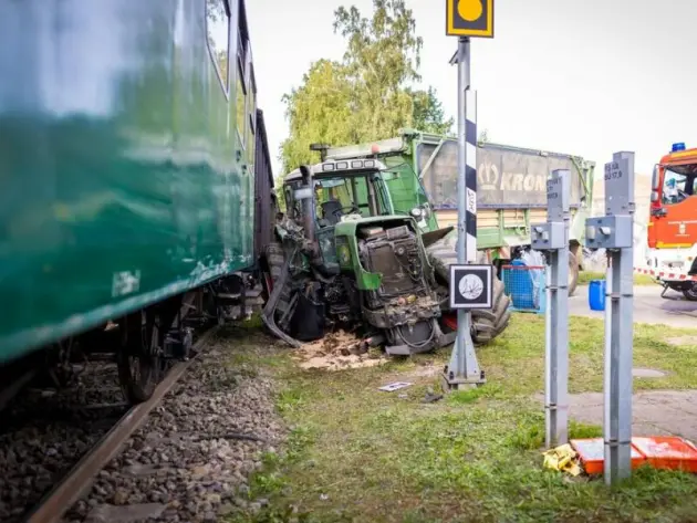 Traktor und Museumseisenbahn stoßen zusammen