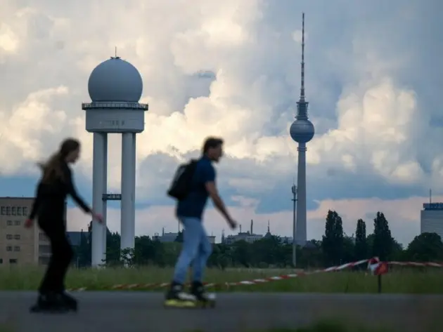 Zwei Inline-Skater fahren über das Tempelhofer Feld