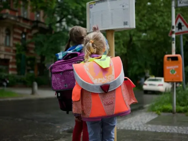 Kinder an der Bushaltestelle