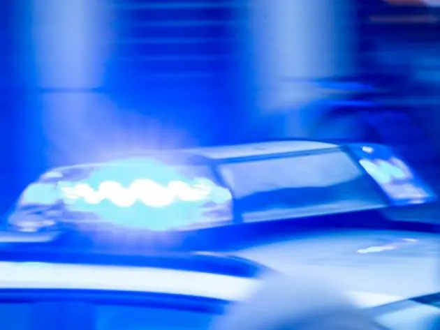 Ein Streifenwagen der Polizei ist mit Blaulicht im Einsatz