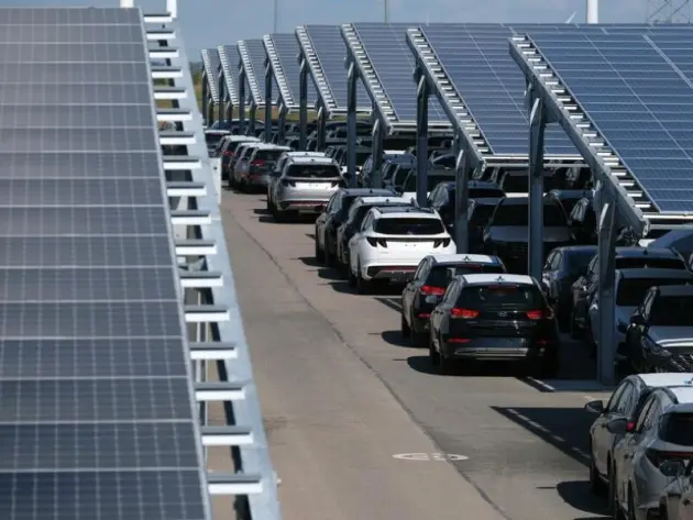 Fotovoltaik-Parkplatzüberdachung