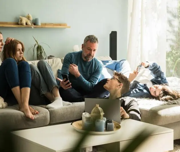 Eine Familie sitzt auf einem Sofa