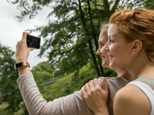 ZWei Frauen machen ein Selfie