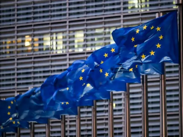 Flaggen vor der EU-Kommission