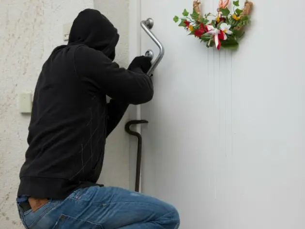Ein Einbrecher verschafft sich Zugang durch die Haustür