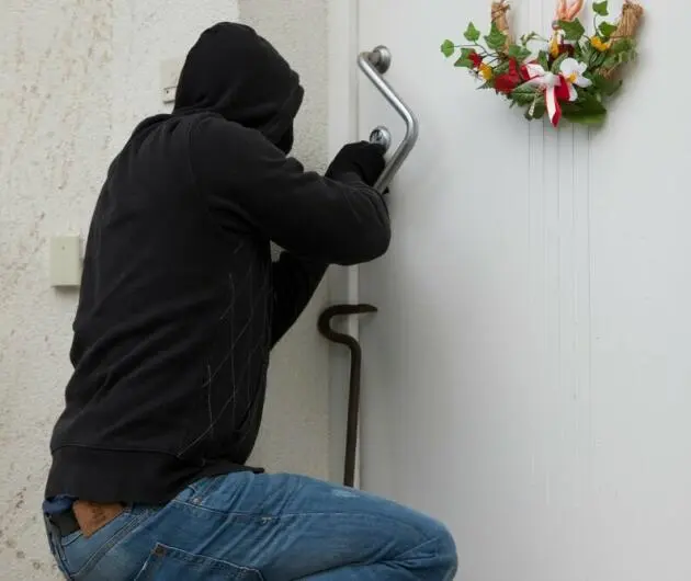 Ein Einbrecher verschafft sich Zugang durch die Haustür