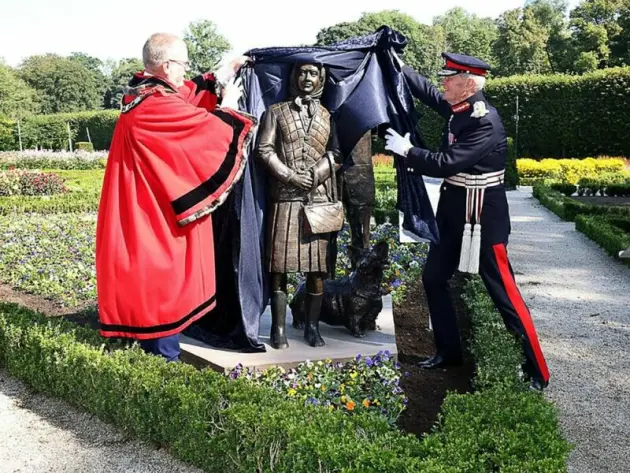 Statue von Queen Elizabeth in Antrim