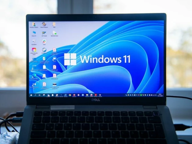 Der Schriftzug Windows 11 auf einem Laptop-Bildschirm